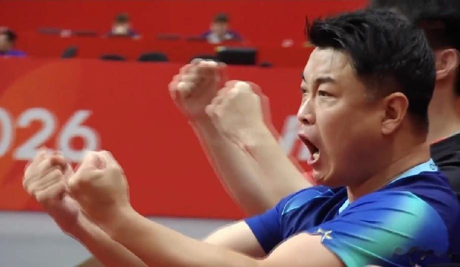 王皓揪着的心终于放下来了！！

王楚钦赢下第一盘比赛后，也是双手紧握拳头👊🏻