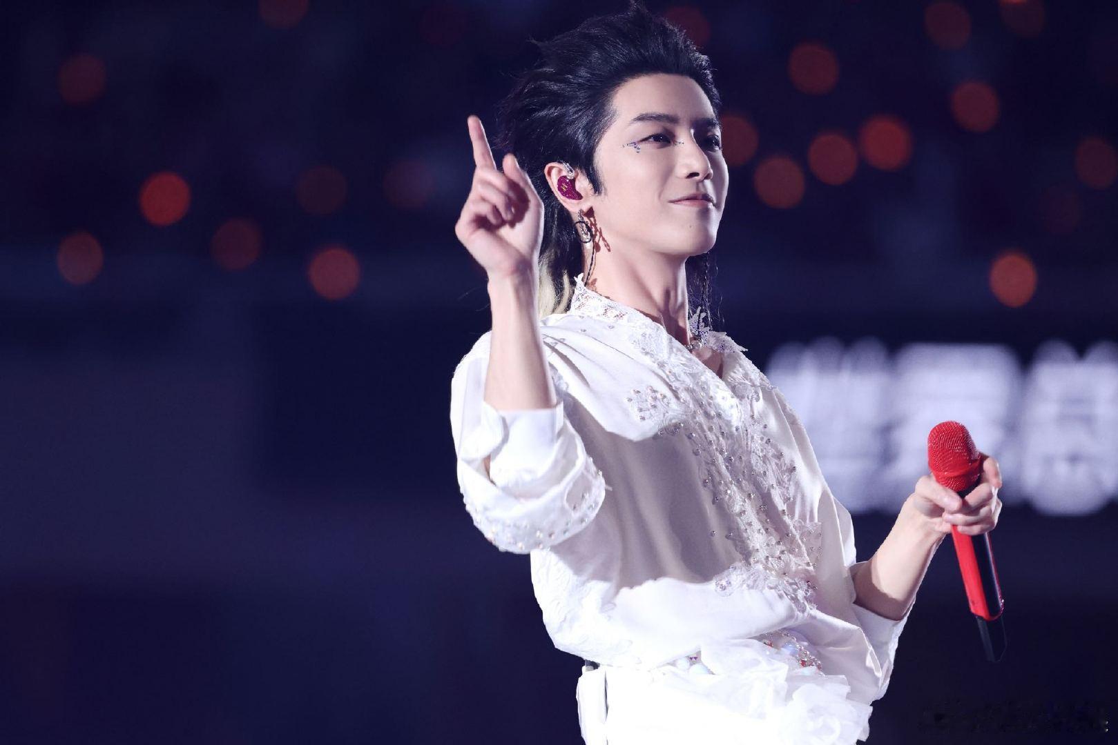 #华晨宇忒修斯的船舞美# 船影摇曳，梦回千年。《忒修斯的船》舞美版，以音乐为舟，