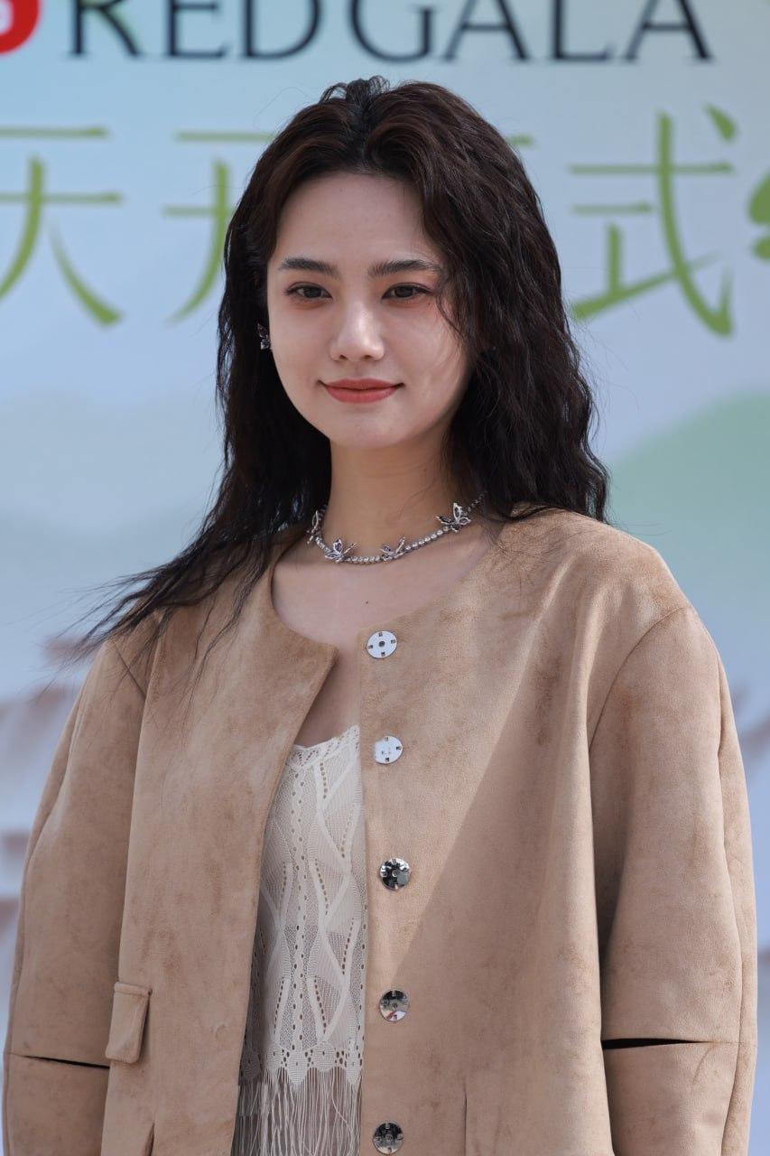 这姐生图比精修还能打？网友：内娱颜值终于不“诈骗”了
 
谁懂啊！某活动现场抓拍