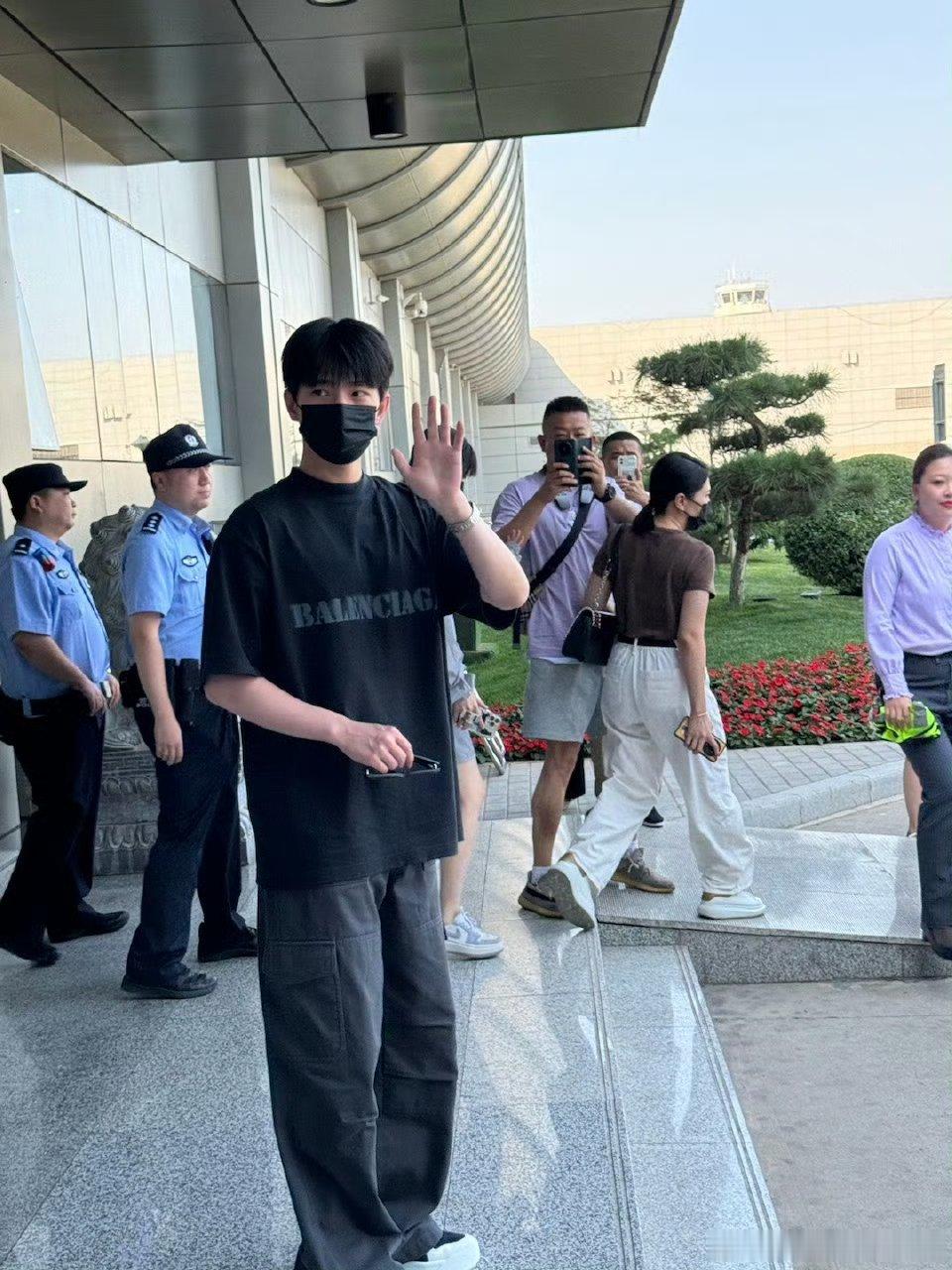 今日份杨洋，什么男大，这分明是男高[抱一抱][抱一抱][抱一抱] ​​​