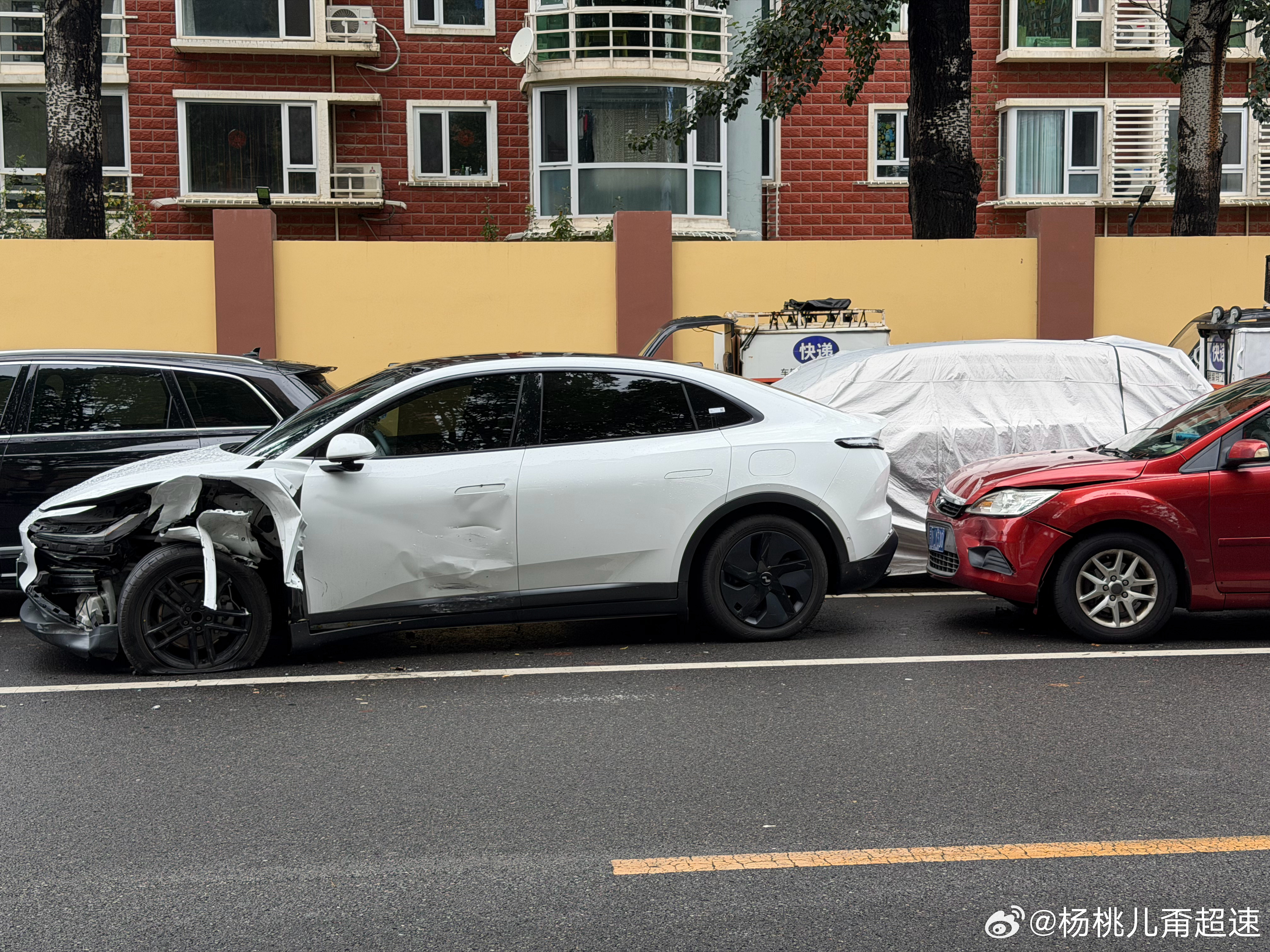 刚才下楼接车  结果猛一抬头这是昨天暴雨里发生的？？就这么扔路边了？