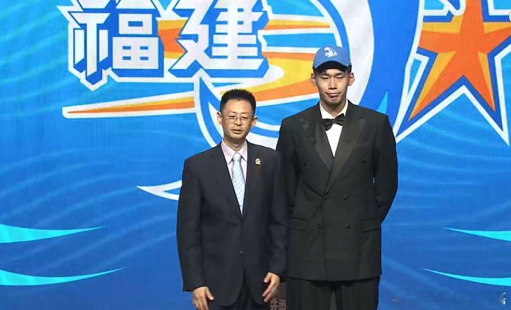 福建男篮用状元签摘下了了来自清华大学的中锋杨曦皓！这个结果可以说是毫无悬念。 2