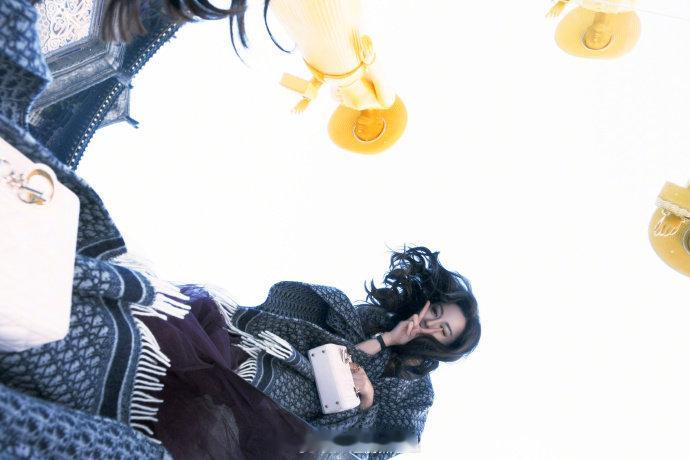 谁懂啊迪丽热巴俯拍镜头也美得很，扛得住各种角度的拍摄，真美女是这样的，360度无