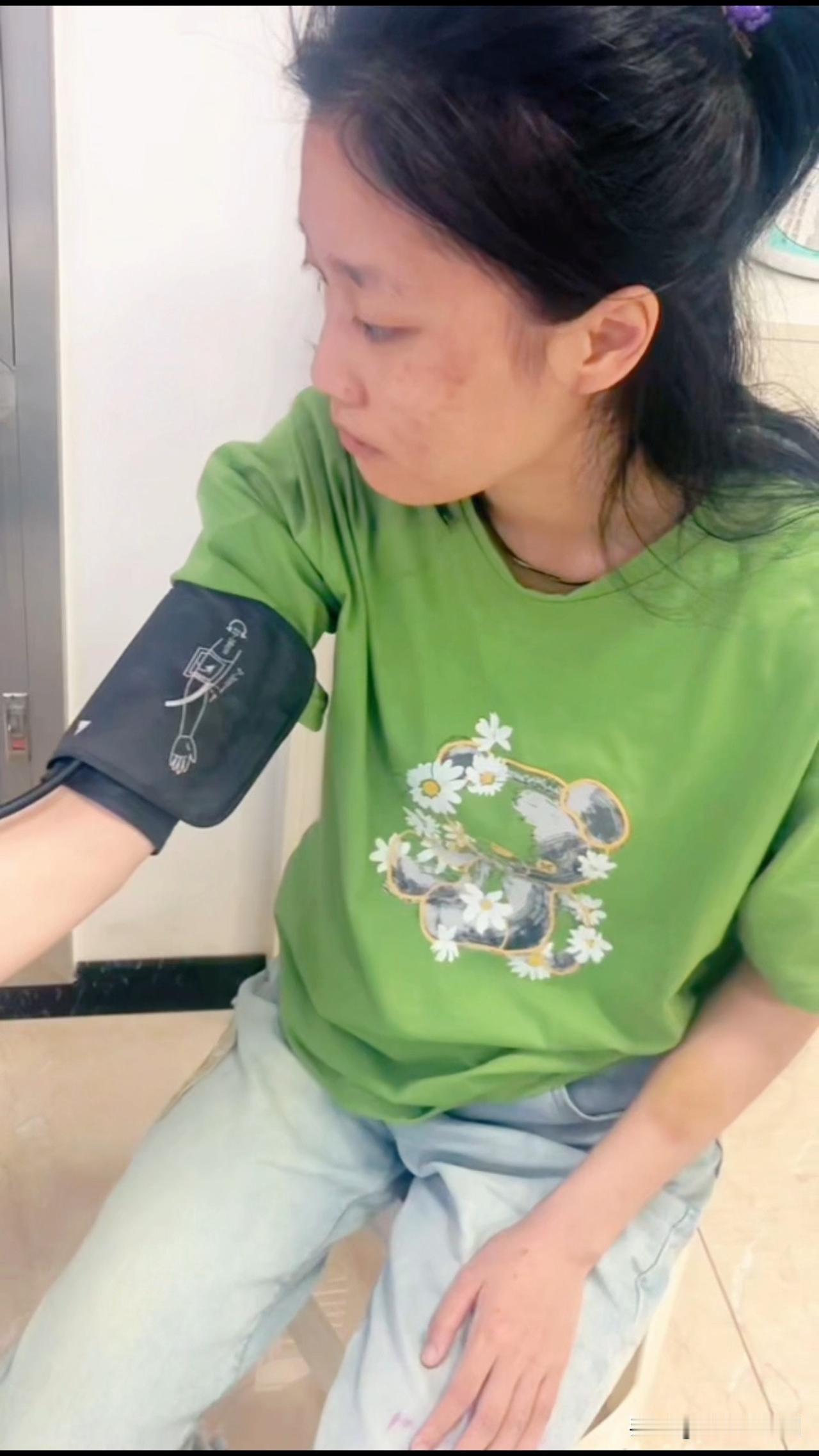 我的宝贝菲儿，看着你心率这么高，妈妈坐在远行的列车上，一直捏着冷汗。哪怕相隔路途