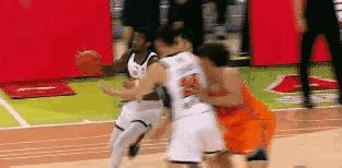 卢伟很聪明，学会了以其人之道，还治其人之身，昨晚为了限制萨姆纳这个得分点，卢伟专