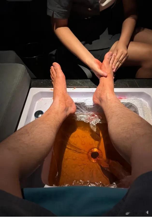 简直就是造孽啊！
作为牛马，十一期间公司没给放假，加班费也没有，搞得自己不仅心里