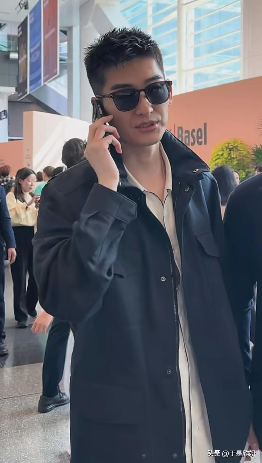 ✨张翰现身巴塞尔表展，状态回春引热议！
 
近日，有网友偶遇张翰现身巴塞尔表展现