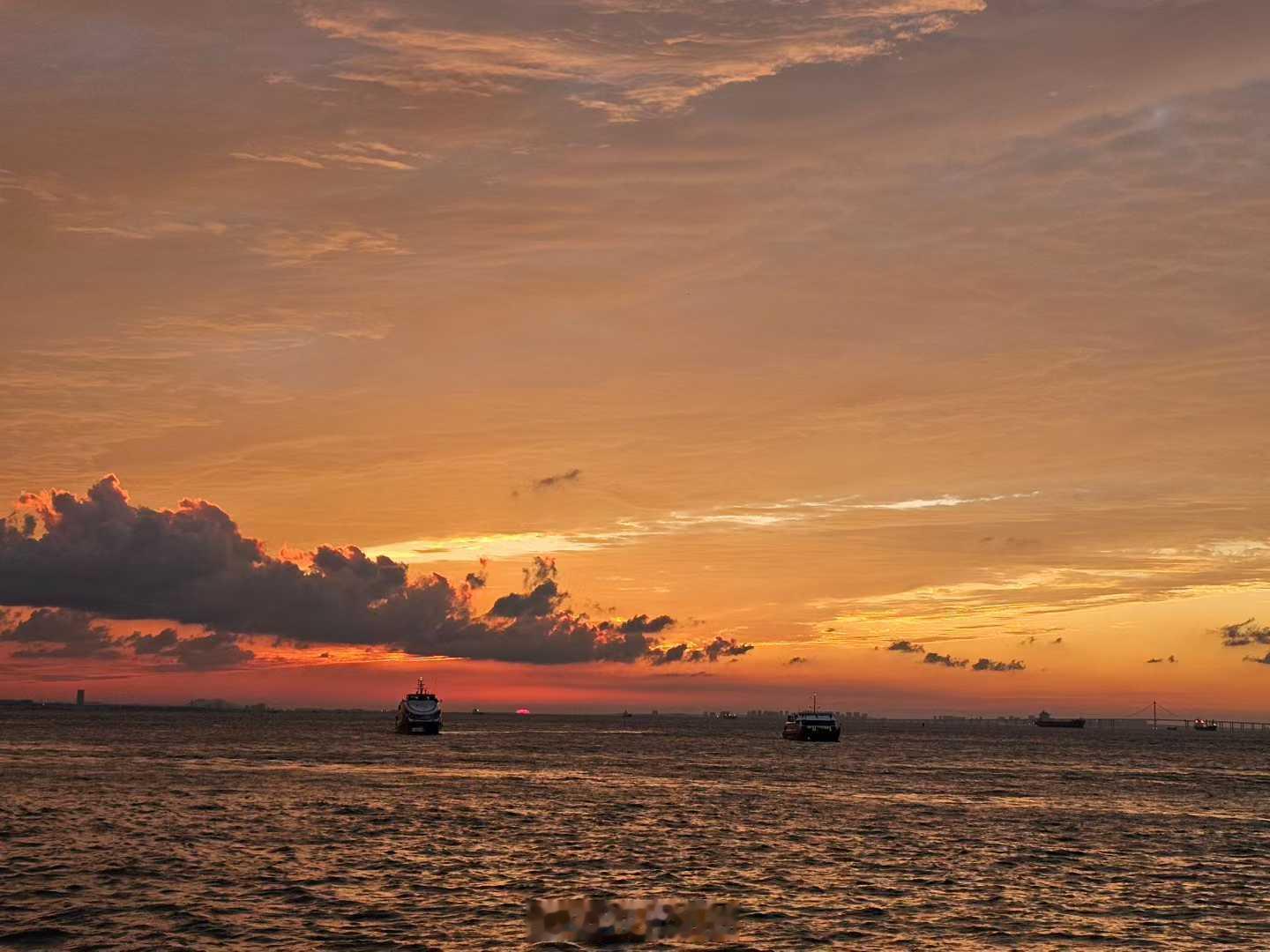 落日与大海。看到这样的美景总会心生感叹，人在自然面前，真是微不足道啊……青岛的大