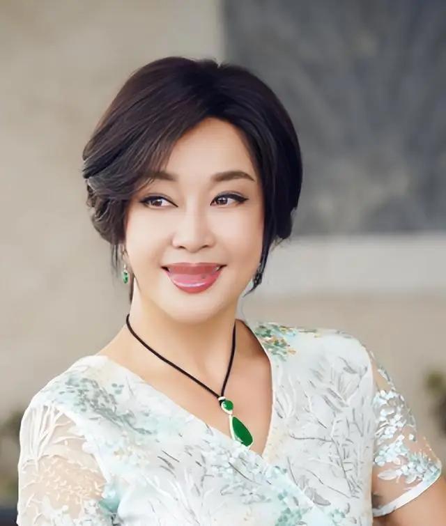 年过七旬的影后刘晓庆，因为一笔330万元的债务拖了六年愣是一分没给，她被法院正式