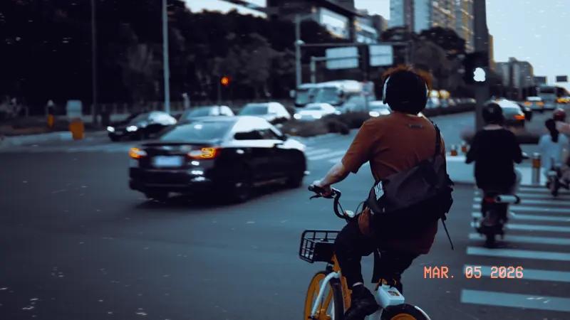 今天，“委员建议每天下班后投入地玩半小时”冲上热搜第二。评论区里，有人苦笑：“别