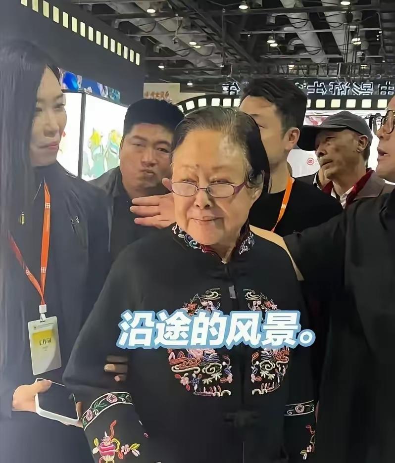 75岁斯琴高娃回国养老。

晚年，靠女儿照料，儿子也常来。

荧幕上她演了一辈子