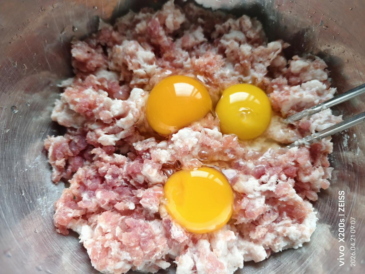 唇齿留香
         在我们当地每逢清明过后到谷雨两季节的中间，去郊外游玩