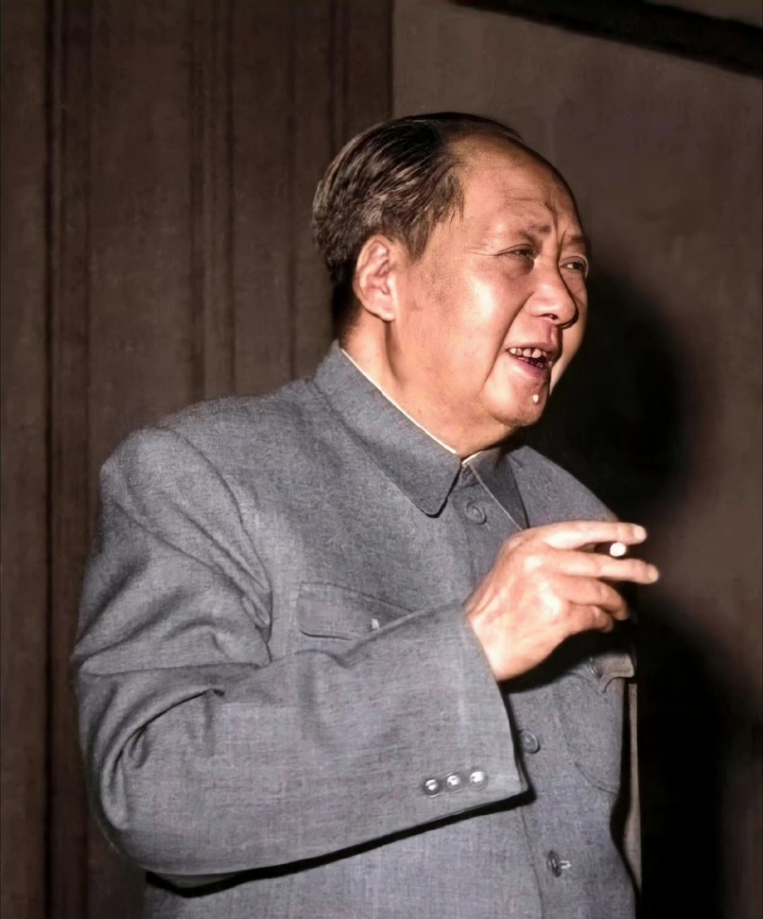 对敌人，他金刚怒目，霹雳手段；对百姓，他菩萨低眉‌，和蔼可亲 ​​​