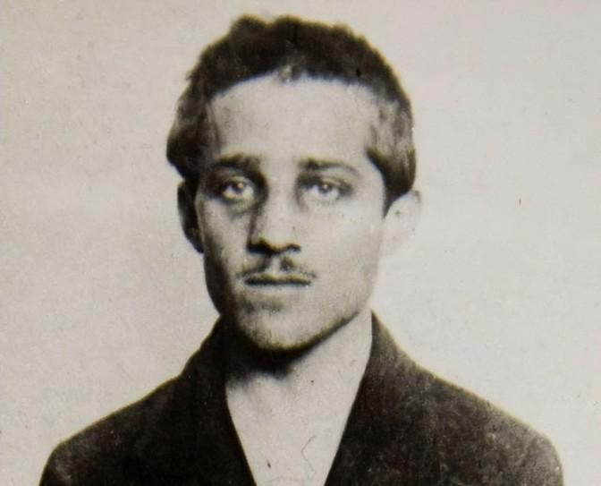 1889年，奥匈皇太子为情自尽，天子约瑟夫伤心欲绝，从此不再行房，封御弟为储君。