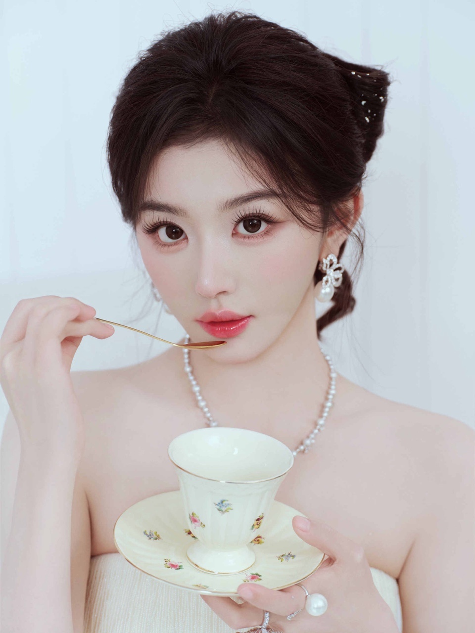 孔雪儿孔雪儿夏天冬日女友 这个孔雪儿就这样美！完全雪媚娘来的～ 