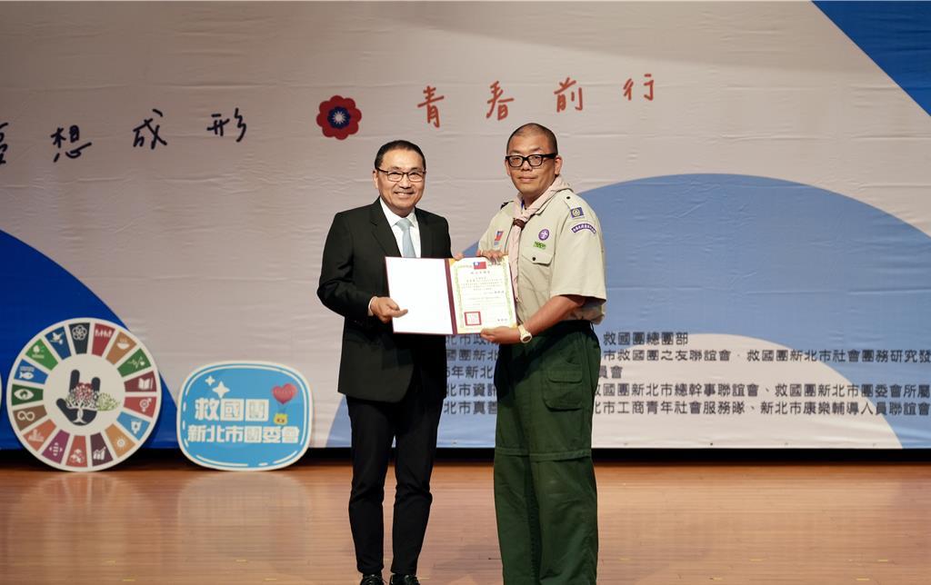 新北市市长侯友宜为本次获奖代表泰山国中贺楚弯老师颁奖。
“新北市各界庆祝青年节优