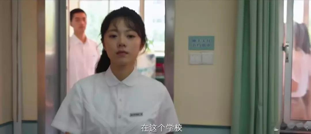 真的感觉赵今麦和张凌赫站在一起像初中生和大学生，感受不到cp感 ​​​