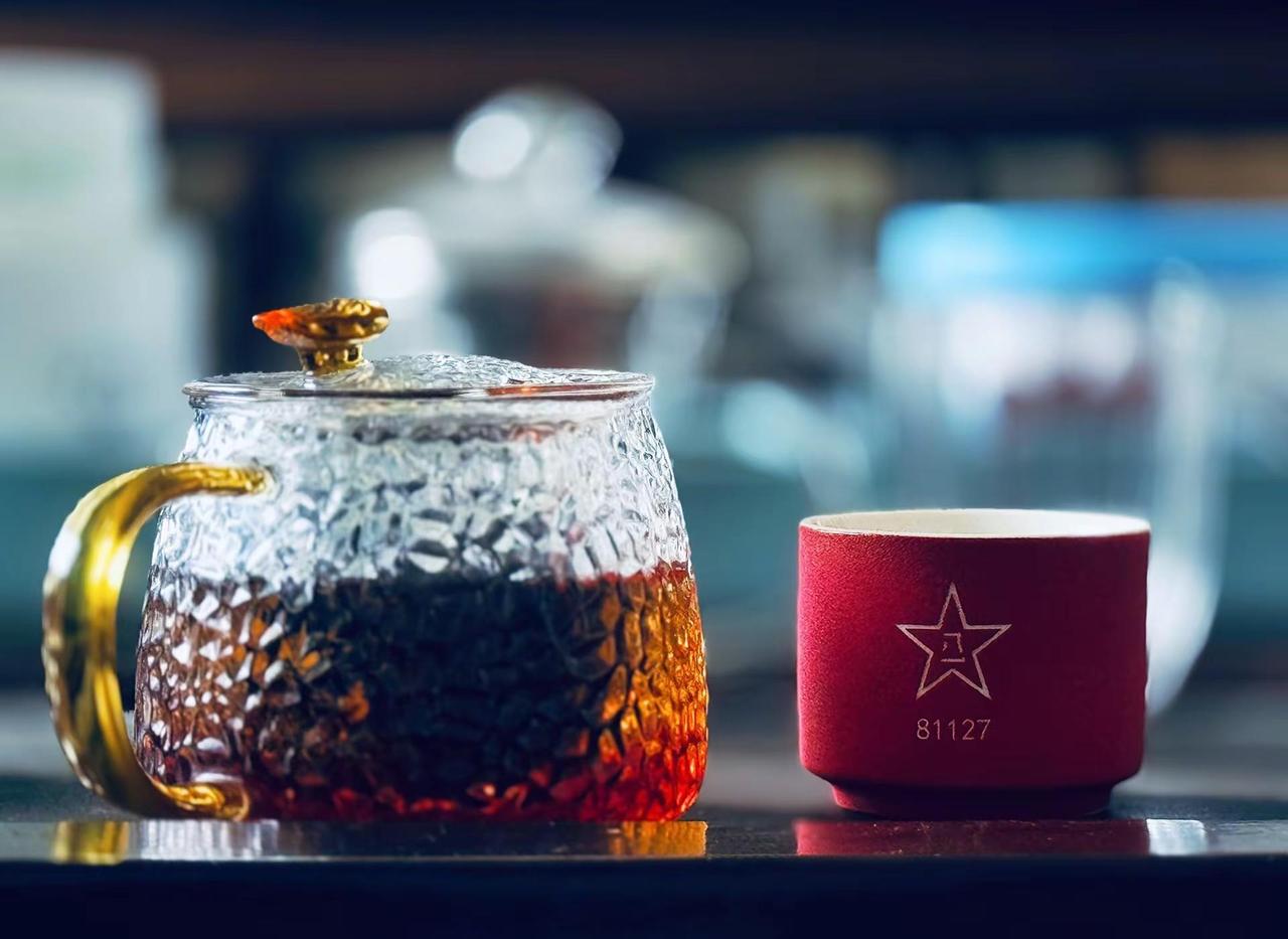 福运满杯。一杯敬时光一杯敬成长 一杯敬过往一杯敬余生 一杯敬明天一杯敬过往 满杯