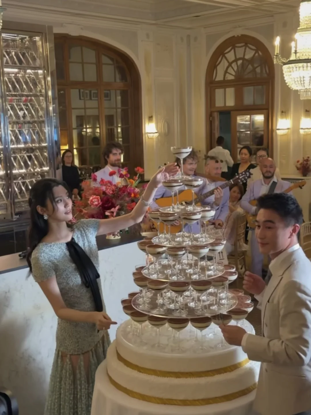 奚梦瑶佩戴半个小目标💍出席婚礼前晚宴💐
