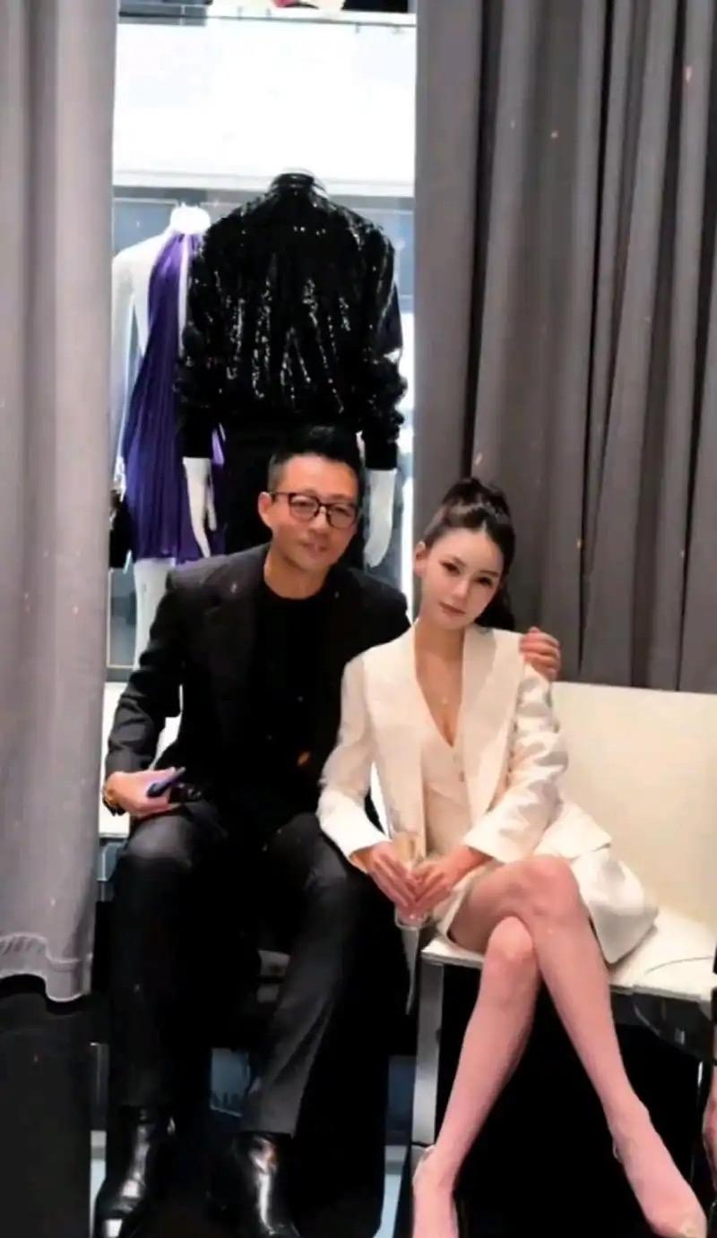 千万别信“情绪稳定”是男人唯一的优点。
她对着镜头，14秒内说了三次“私事不用外