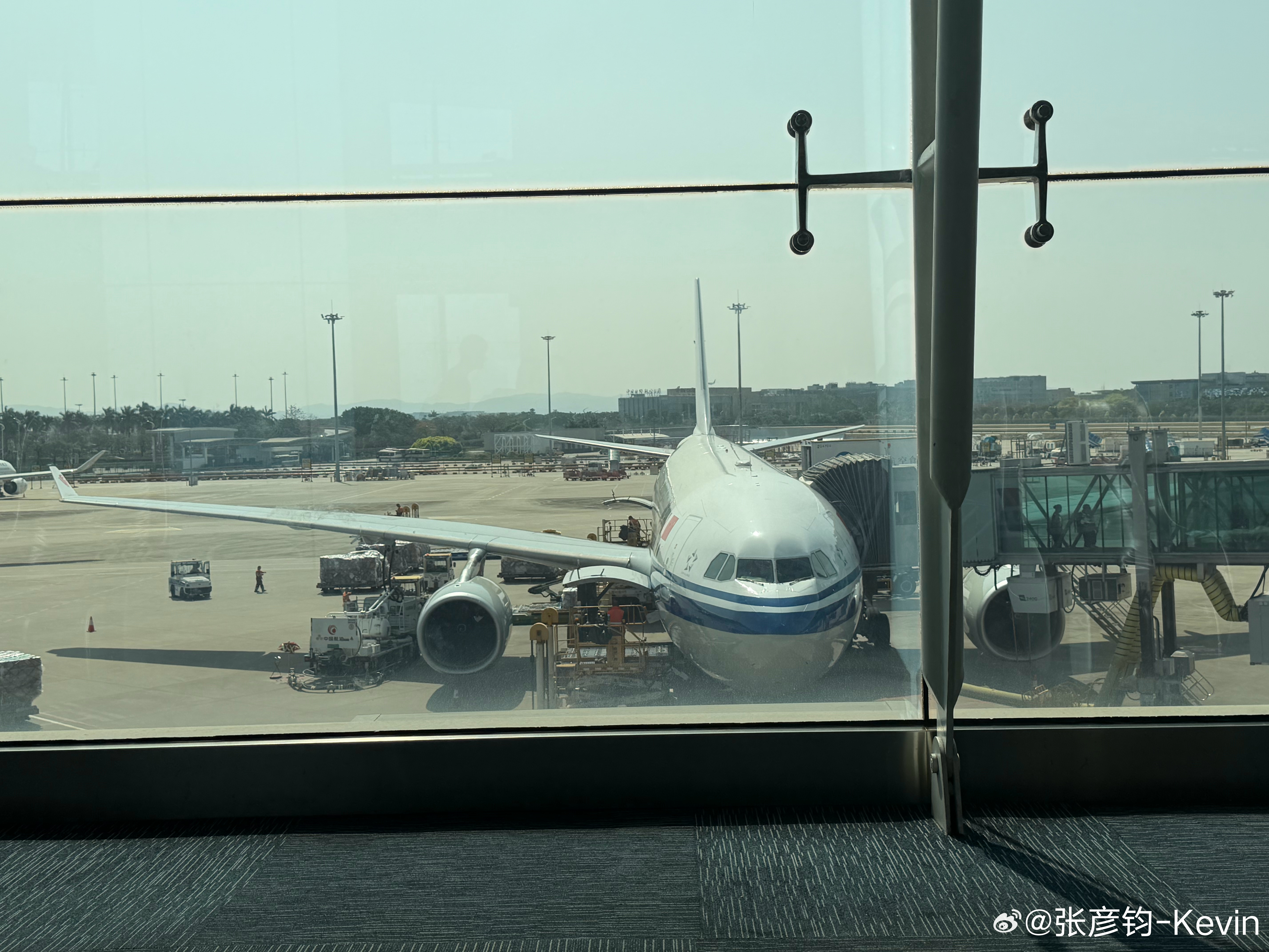 “很抱歉的通知您，飞往北京的航班由于客舱清洁问题暂时无法登机”这是有人吐飞机上了