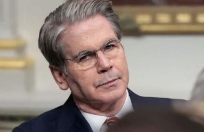 中国电动汽车就是燃煤汽车？美财长贝森特气急败坏，演播厅鸦雀无声。
贝森特给出的论