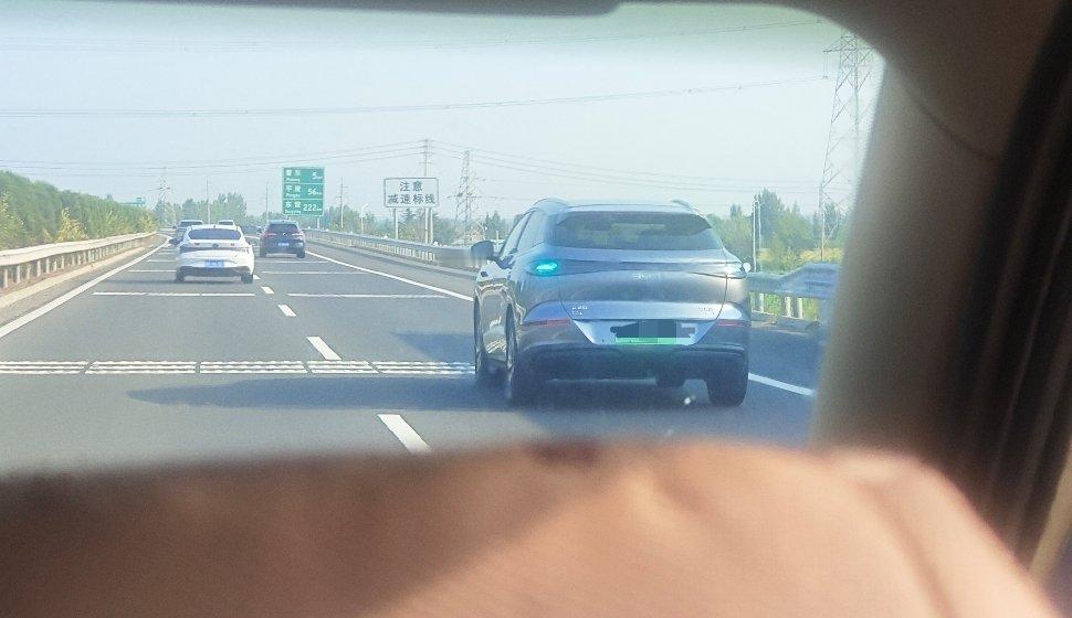 高速上遇到一辆开了小蓝灯的海狮06EV，跟它跑了一段，高速领航NOA是真不墨迹，