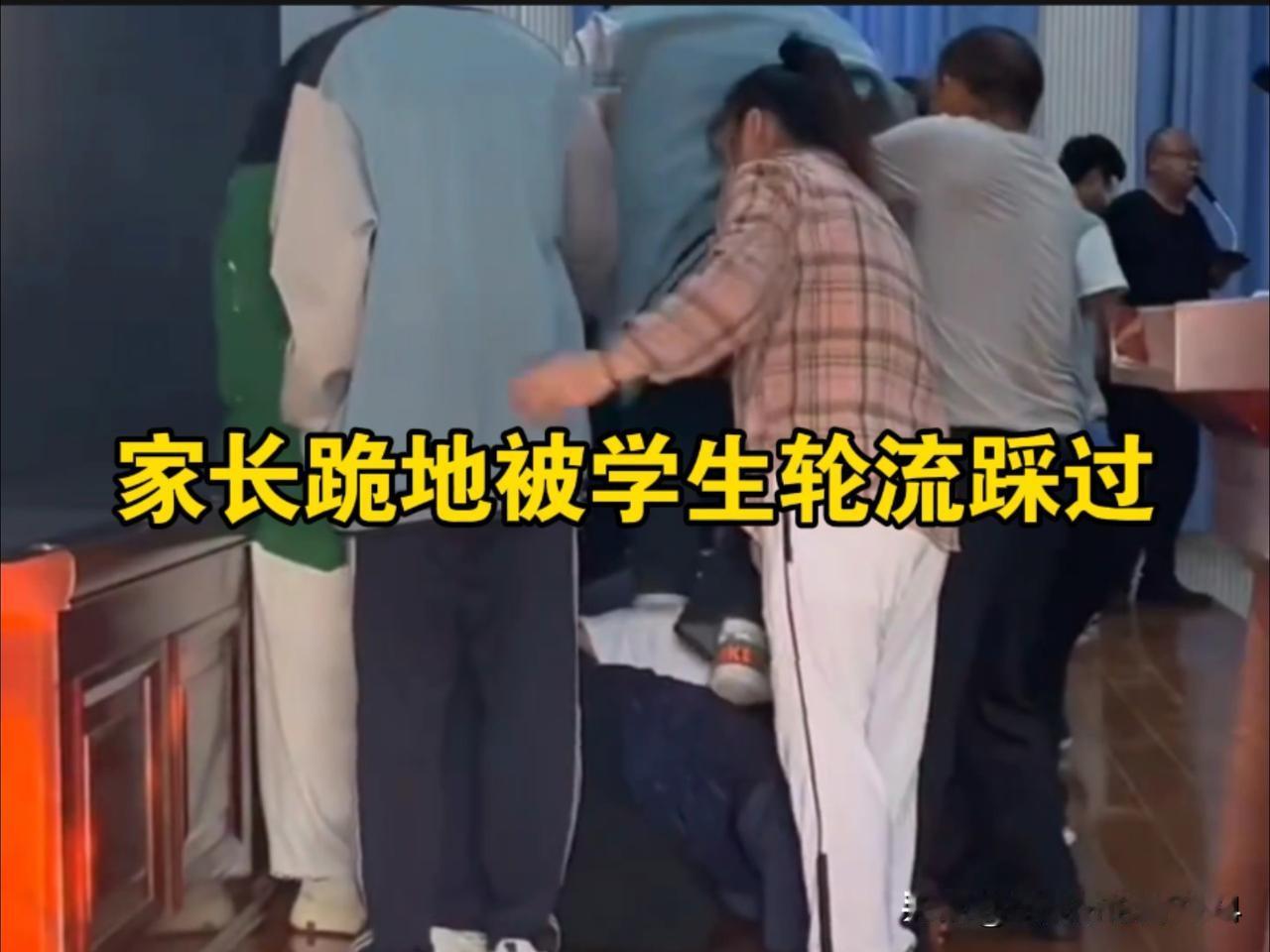 校方通报“中学女生被关宿舍门外一夜，家长跪地痛哭求情”：学生不适应住校生活，家长