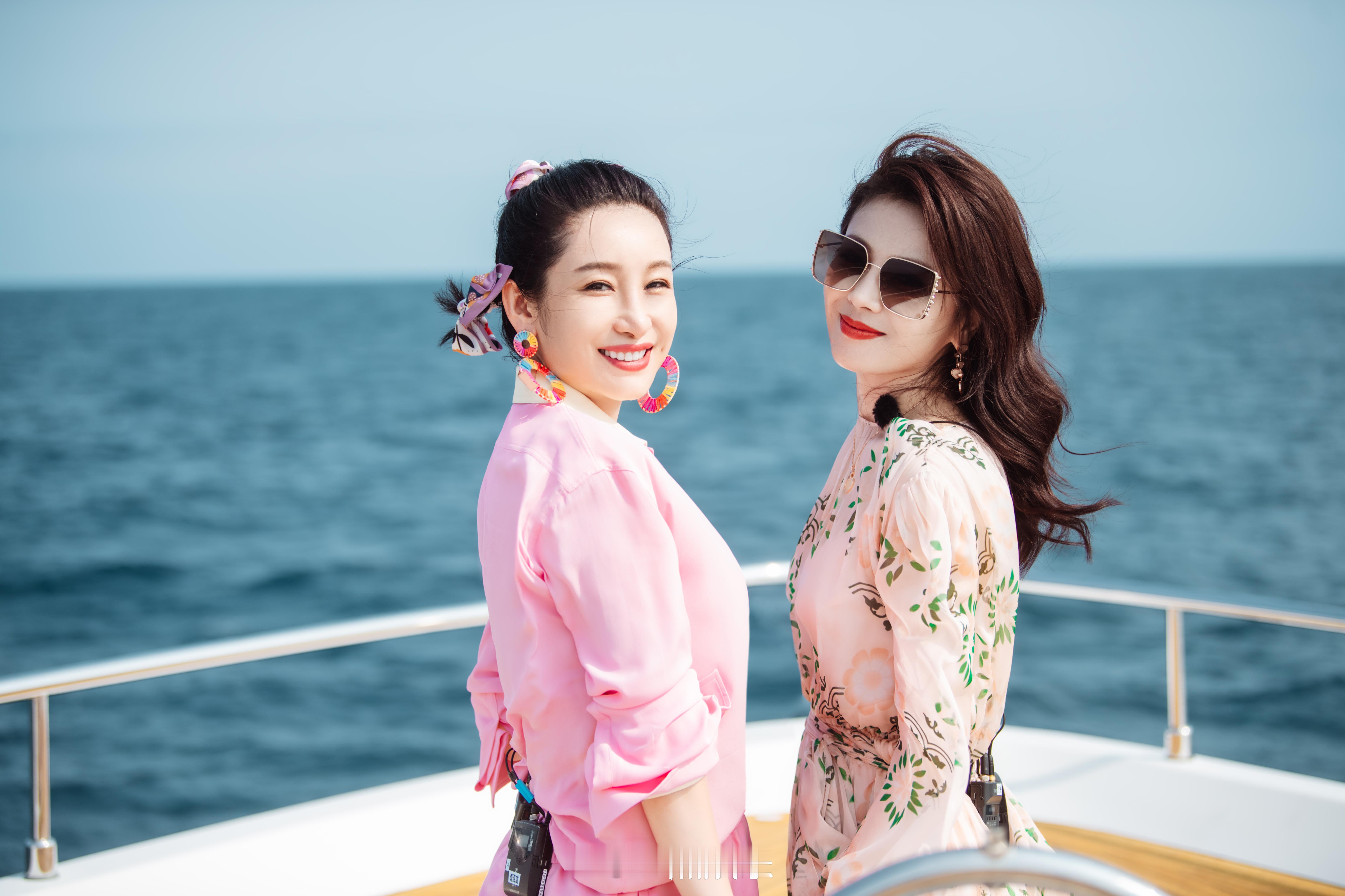 #刘涛祝秦海璐生日快乐# 海璐姐涛姐感情好好！！生日当天曝光的大片质感优雅，展独