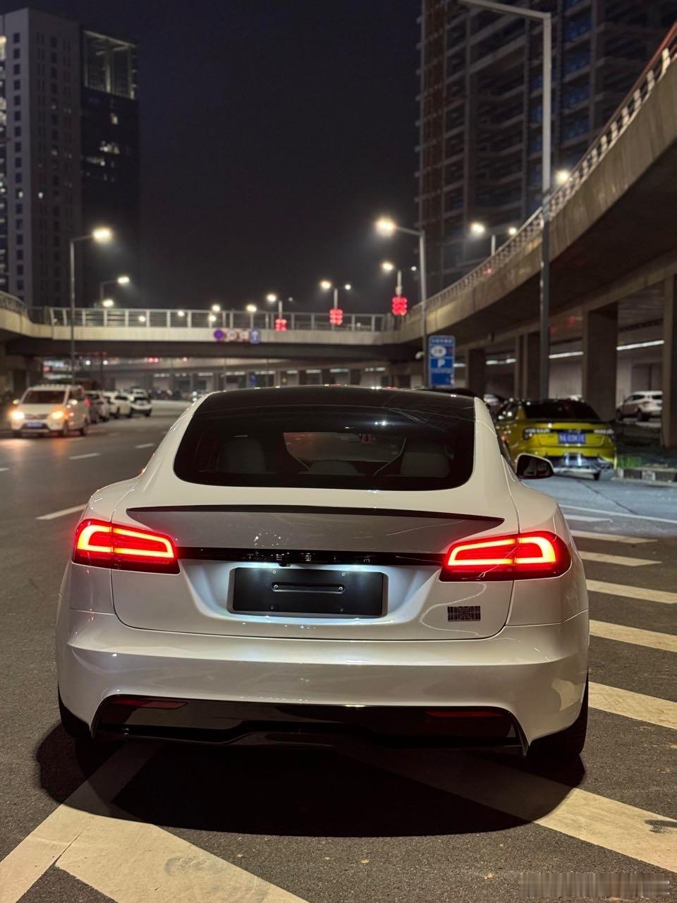 特斯拉Model S Plaid：设计之美与实用之选在当今的汽车市场中，设计无疑