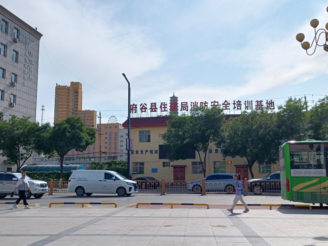 曲江划给雁塔后，大概率对曲江的房价没啥影响，或许多少还会小涨？
前两天来府谷出差