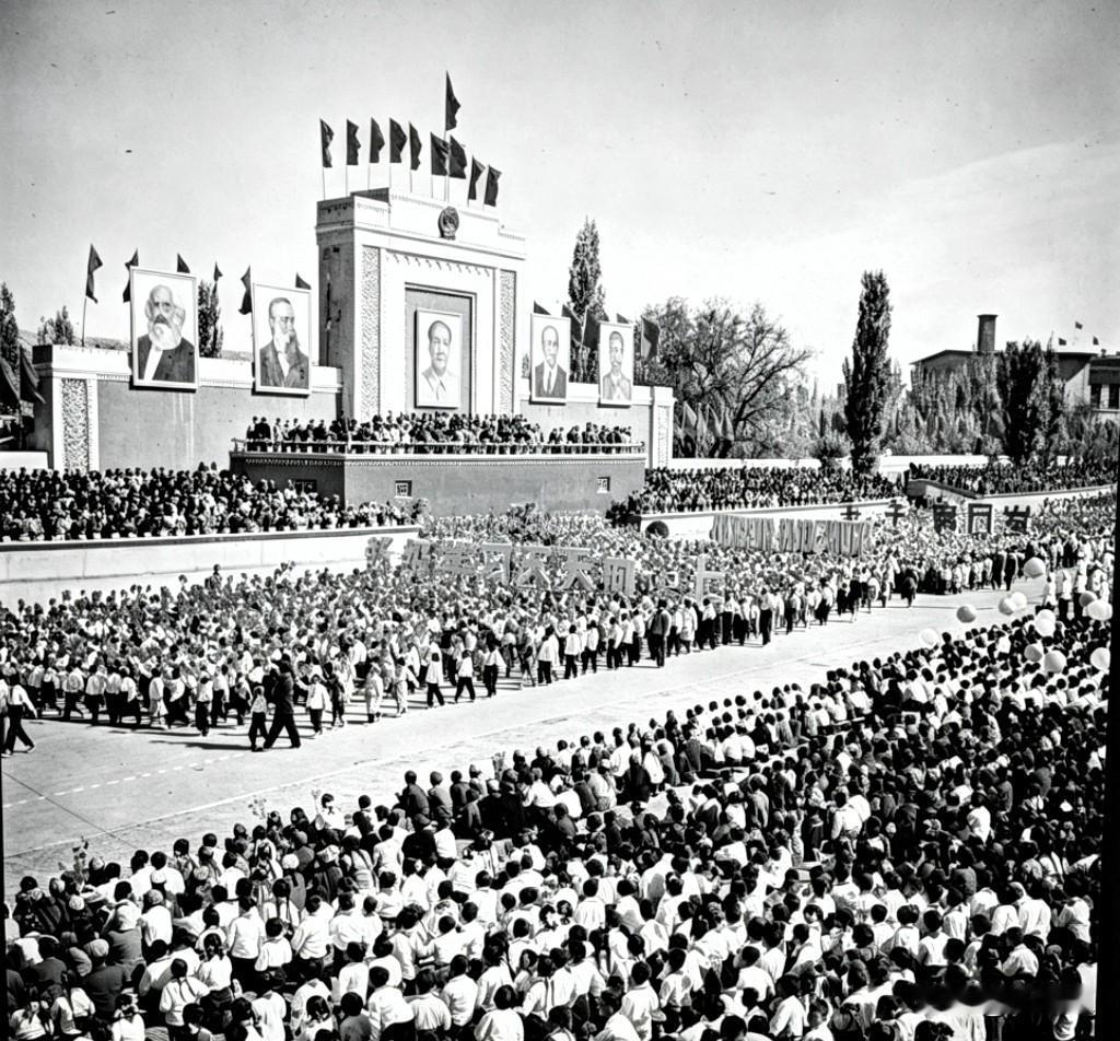 这张黑白照片定格了1965年10月1日乌鲁木齐市人民广场上，新疆维吾尔自治区成立