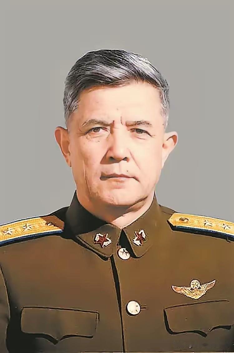 林虎将军，新中国的传奇空军中将，面容刚毅且沉稳，身着戎装，尽显军人风骨。
他身为