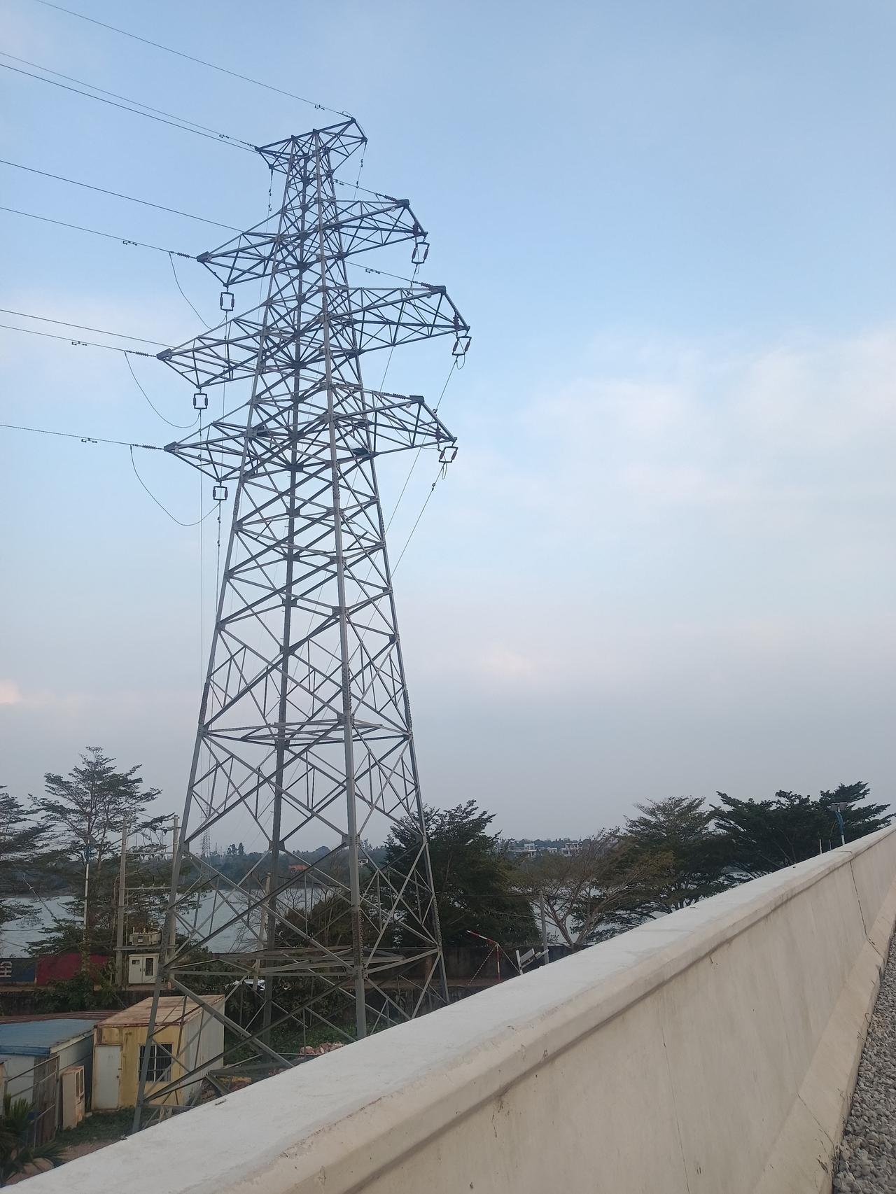 防患于未然，公路两边近距离的高压电线和电线柱是否出行老百姓俱有隐患？
海南省道s