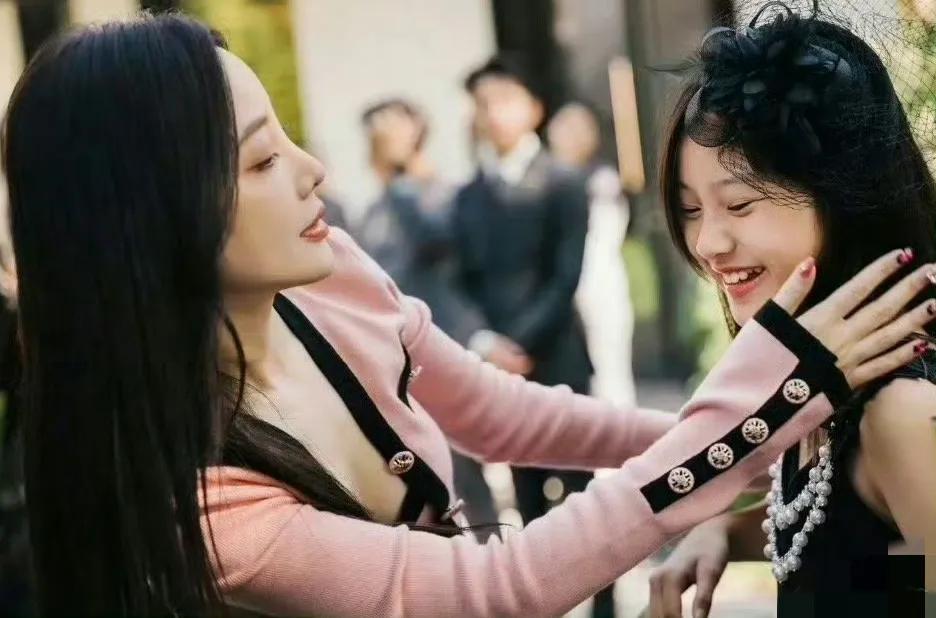 为什么网友还不放过李小璐，一次次的和甜馨说她妈妈曾经犯的错，有些网友总是去甜馨评