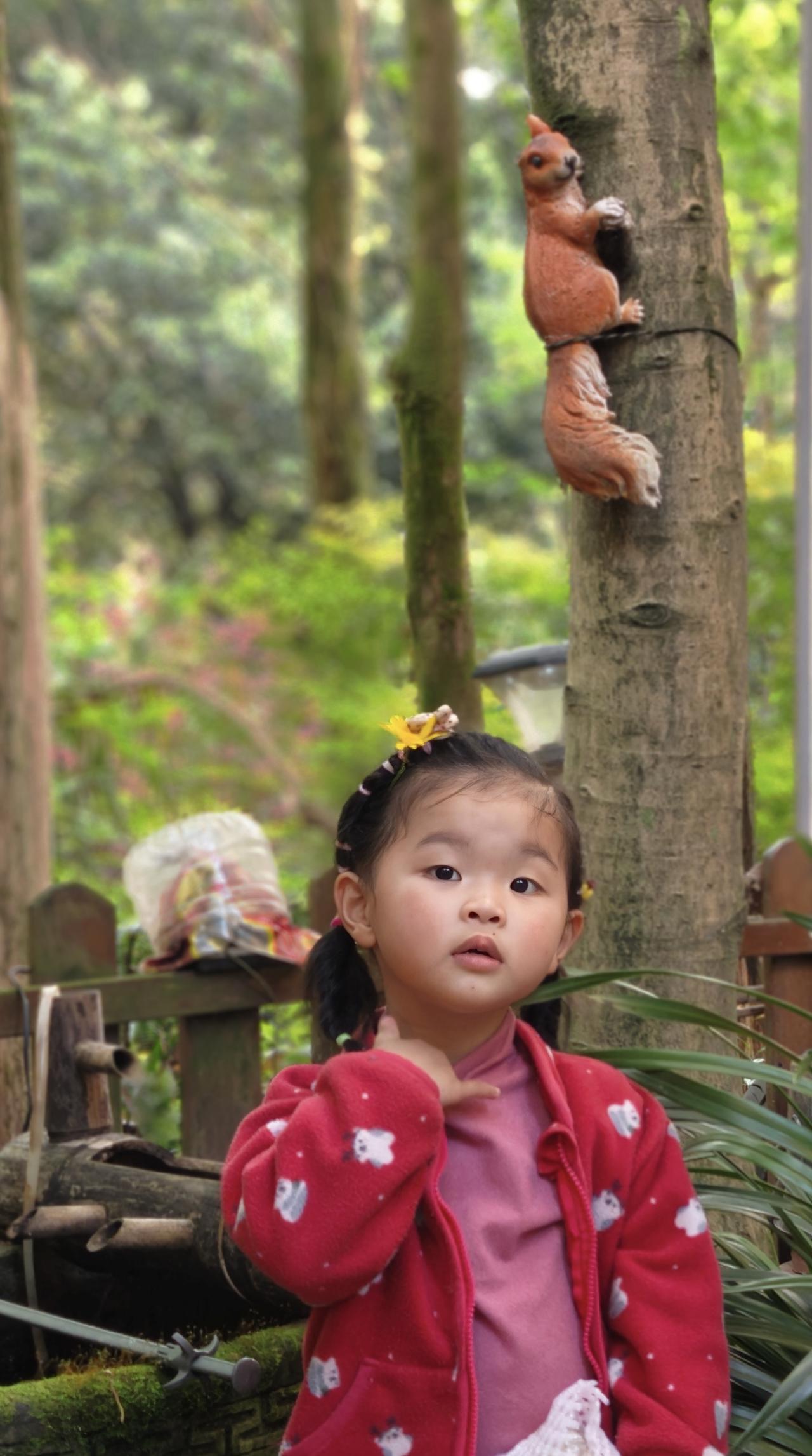 发现没有，朵朵头上戴了一朵小🌼，旁边树上还有一只小松鼠呢？