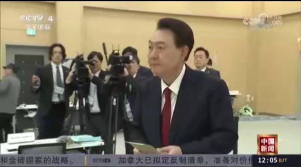 由于涉嫌严重犯罪，尹锡悦不排除被判处重刑的可能。尹锡悦疯狂奉行亲美亲日路线，完全