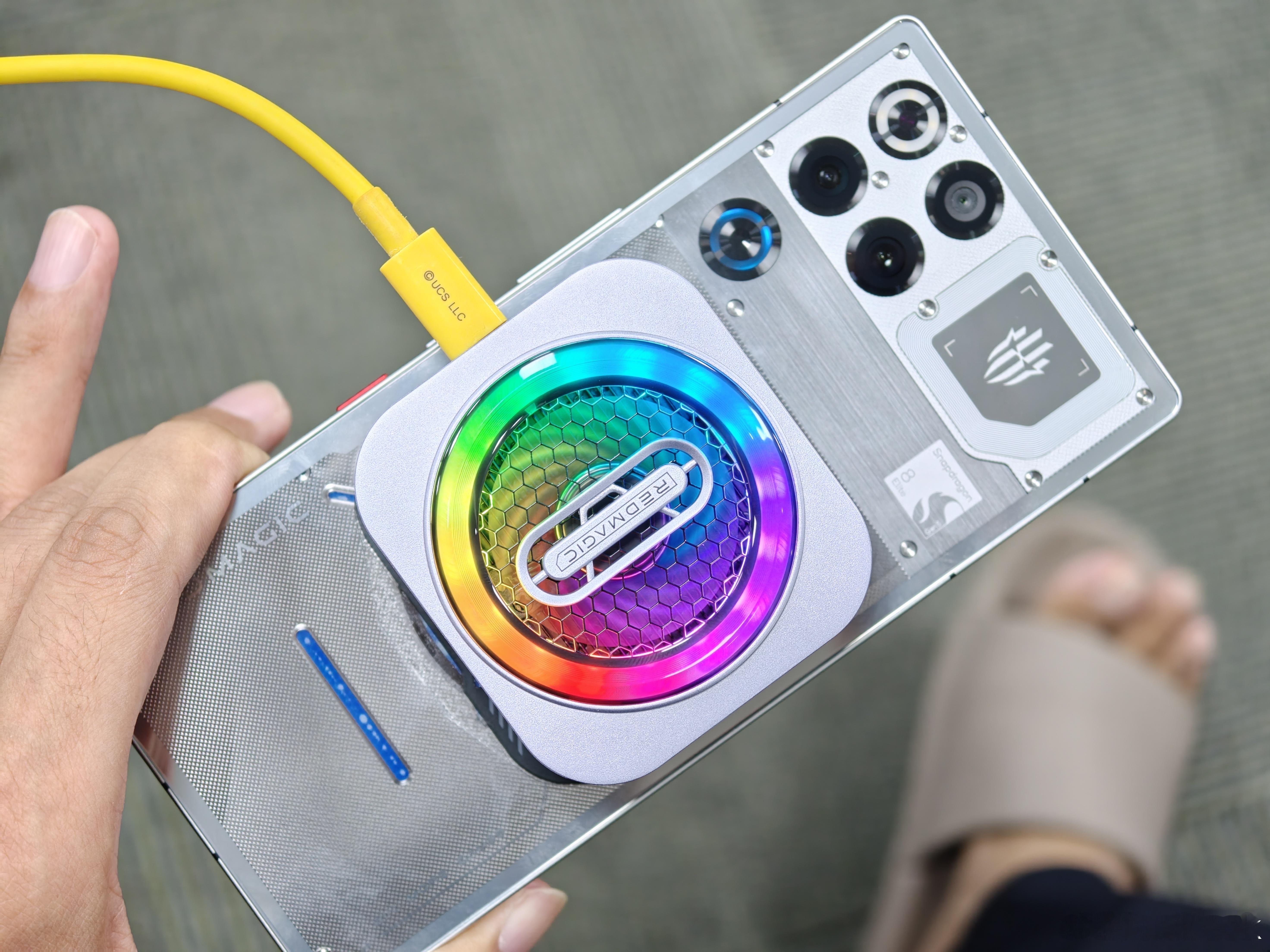 给红魔11 Pro+带上散热倍夹，再加上机身内置的风扇和液冷，三管齐下，终于压住