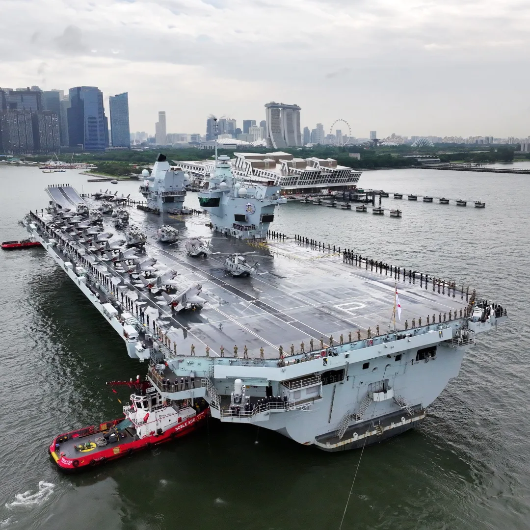 英国皇家海军航母威尔士亲王抵达新加坡停靠