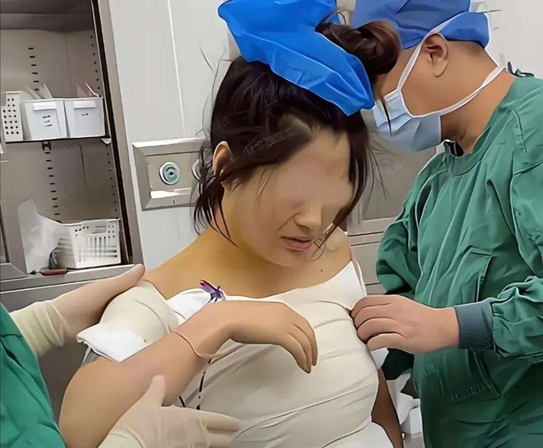 女子隆胸后，男友摸着显硬，两个男友都分手。
 
有个年轻的女子小王（化名），正值