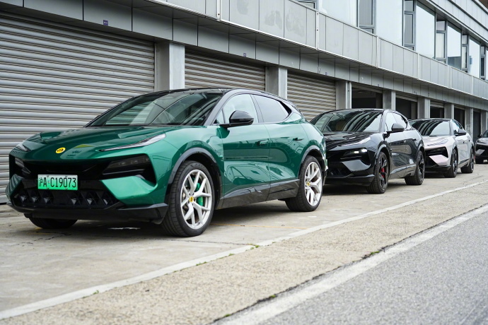 在新能源汽车浪潮中，大马力电车让性能触手可及。但零百加速跨入 3 秒的 “性能平