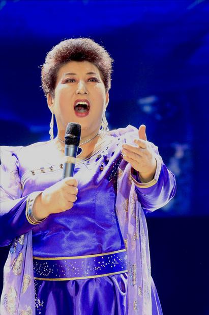歌唱家，德德玛，来自内蒙的女中音演员，一曲美丽的草原我的家，深沉悠扬，五十三岁的
