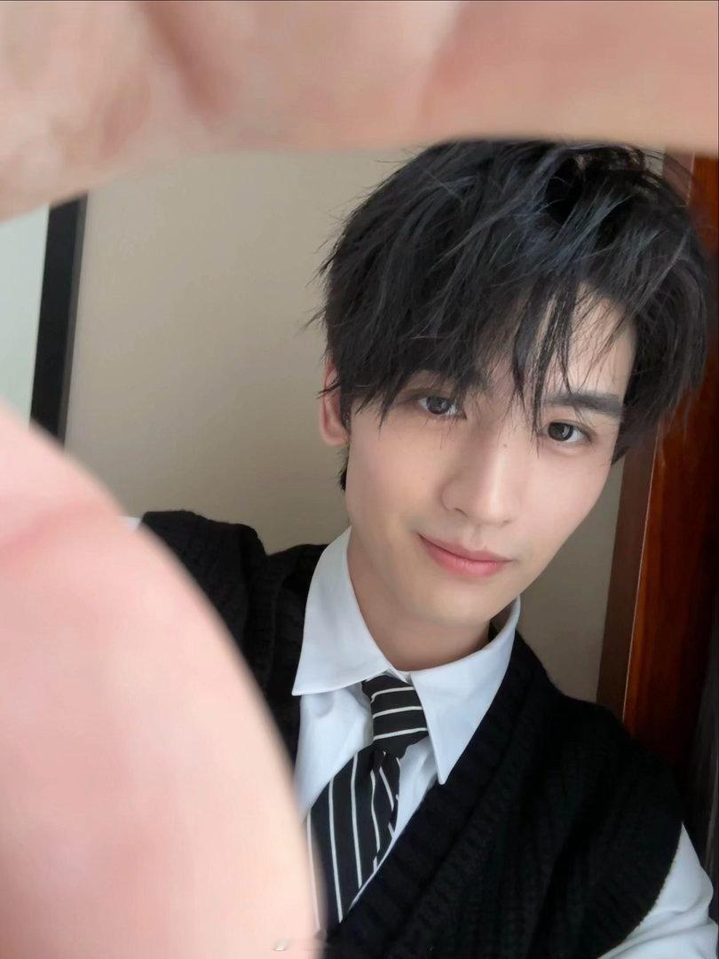 是时候奖励黄俊捷一部现偶了常年深耕各类正剧和多风格剧本，演技打磨得越来越炉火纯青