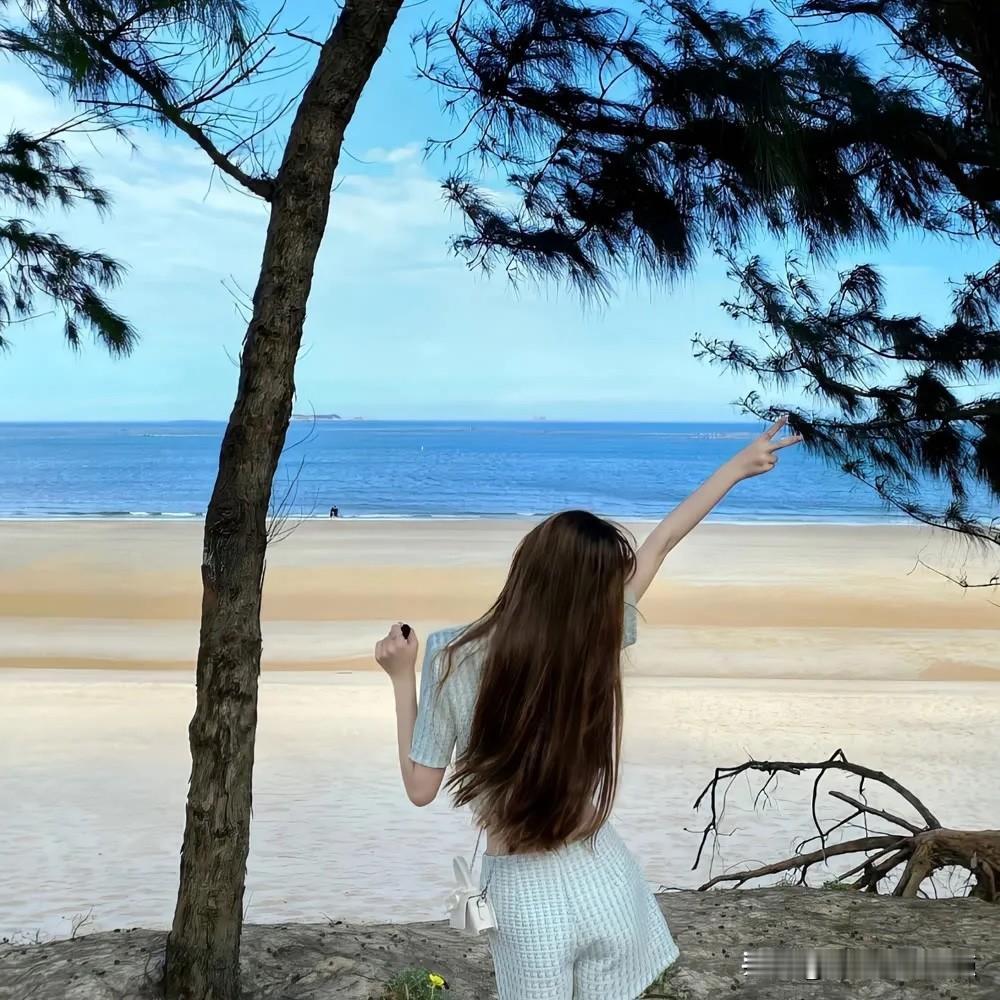 如果你跟你现任在一起的时候，前任突然加你，你会怎么做？

我的答案是：通过，我会