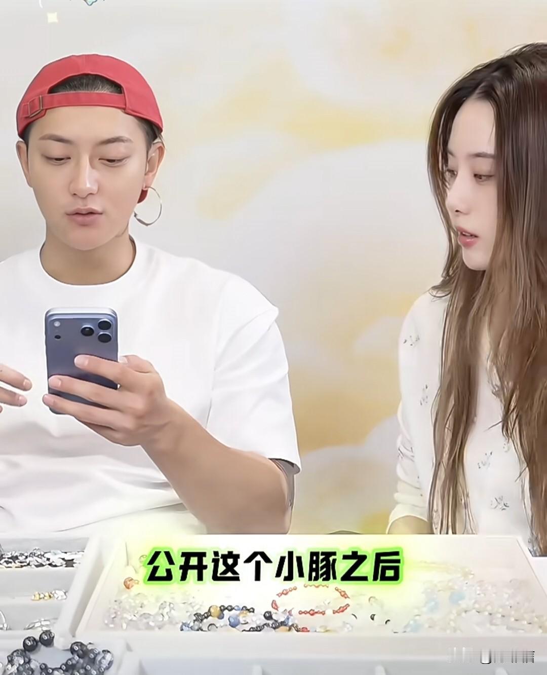 黄子韬和徐艺洋公开了孩子小名后，才发现两口子这么多年一直在暗戳戳“晒娃”。
在最