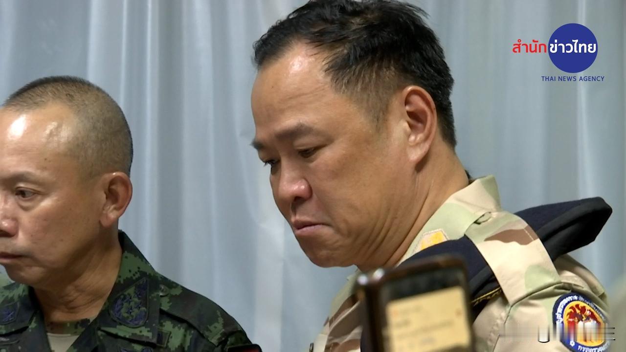 泰国总理阿努廷在紧急宣布暂停泰柬和平协议后，乘坐直升机前往乌汶府的桑普西普拉松营