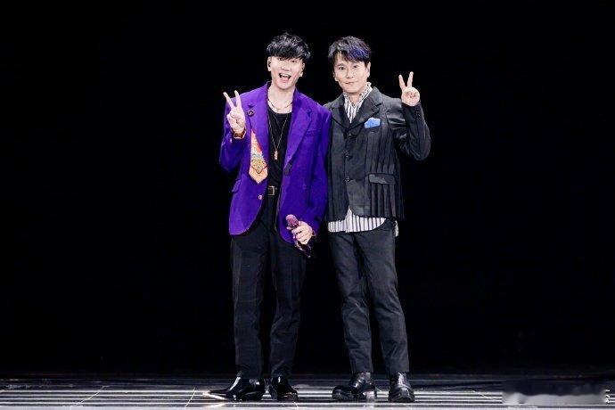 林俊杰张信哲合照林俊杰张信哲梦幻联动啦，合唱好听合照好帅！期待下一次再合作呀[哇