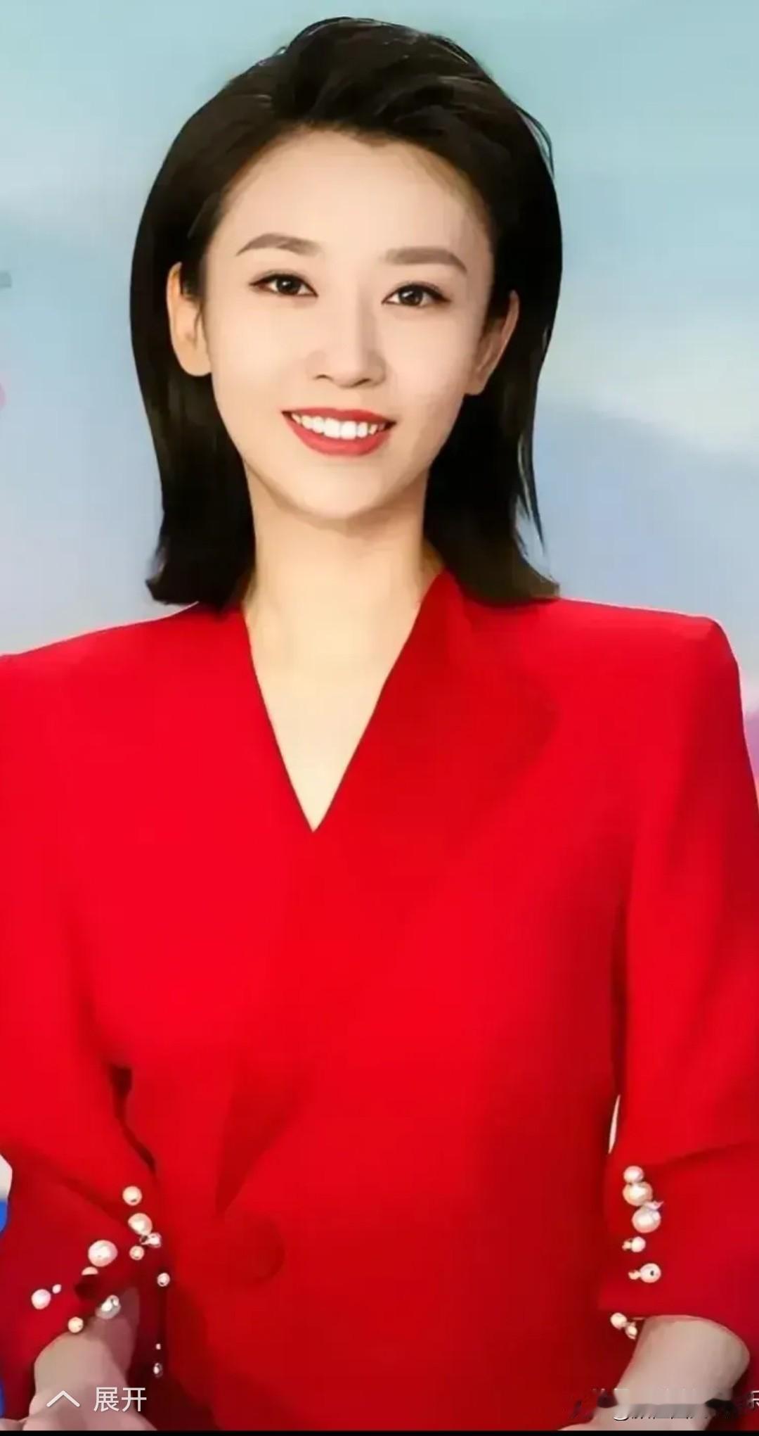 央视新生代主持人王音琪，荧幕上播报沉稳灵动、专业功底扎实，常深入基层蹲点记录百姓