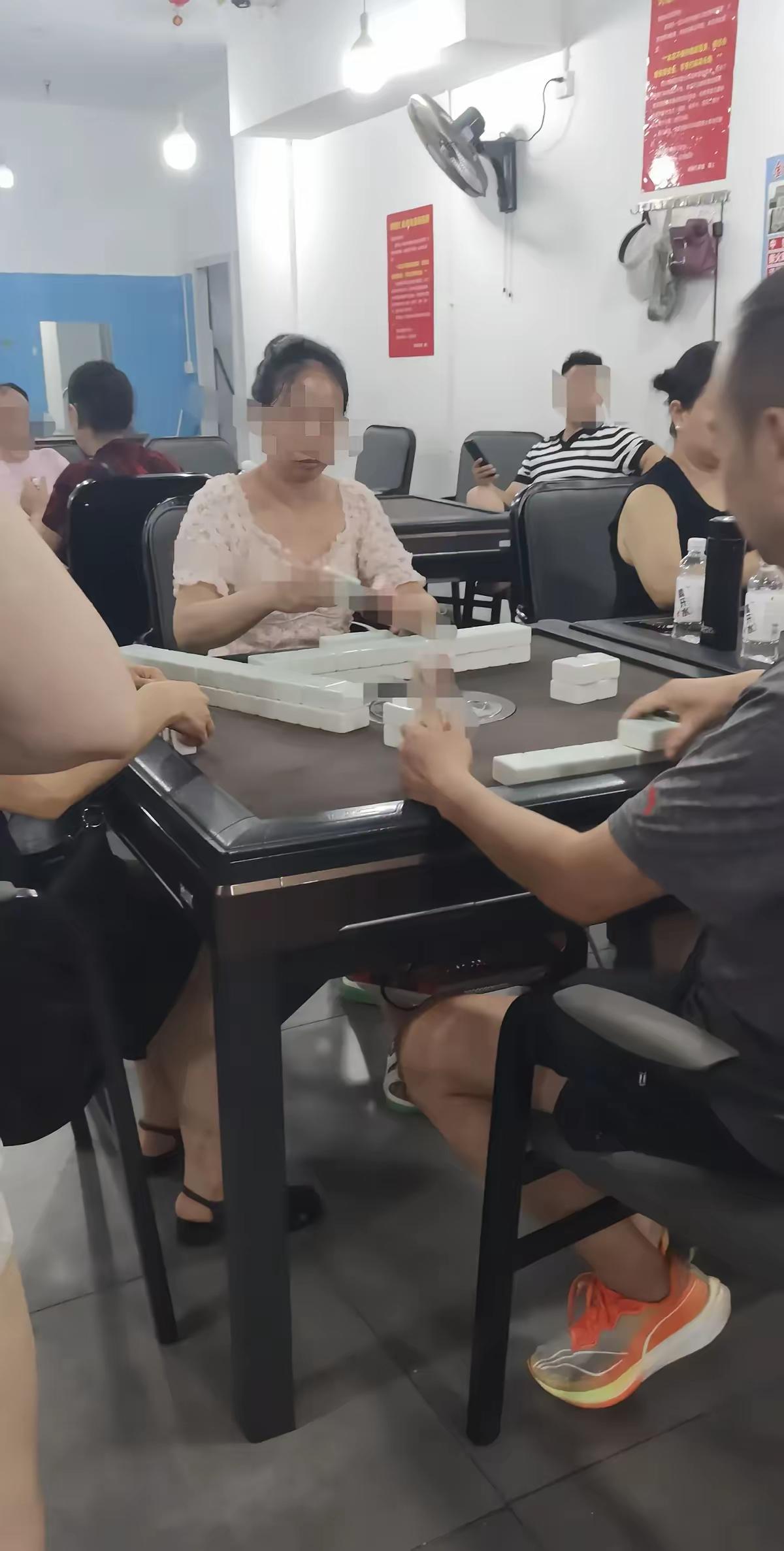 旁边开棋牌室的邻居准备外出打工了，想把棋牌室转让，转让费倒不贵，我想接手。
  