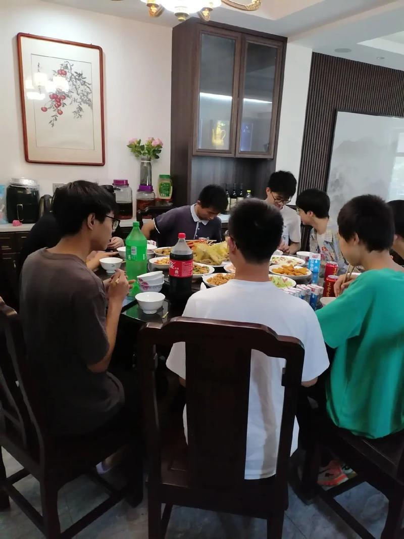 分享我这周有趣的事：
今天，即4月24日。我受我教过的高96级学生毕业30周年聚